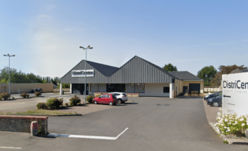 L’Immobilière d’Entreprise Côte d’Armor est fière d’avoir accompagné  Monsieur Jean G, pour la vente de ce local commercial de 1080 m² à PONTORSON.